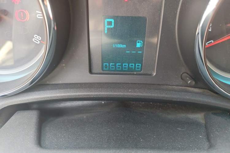 Used Buick GT 2014 XT 1.6L Automatic Fashion Edition Odometer Close Up