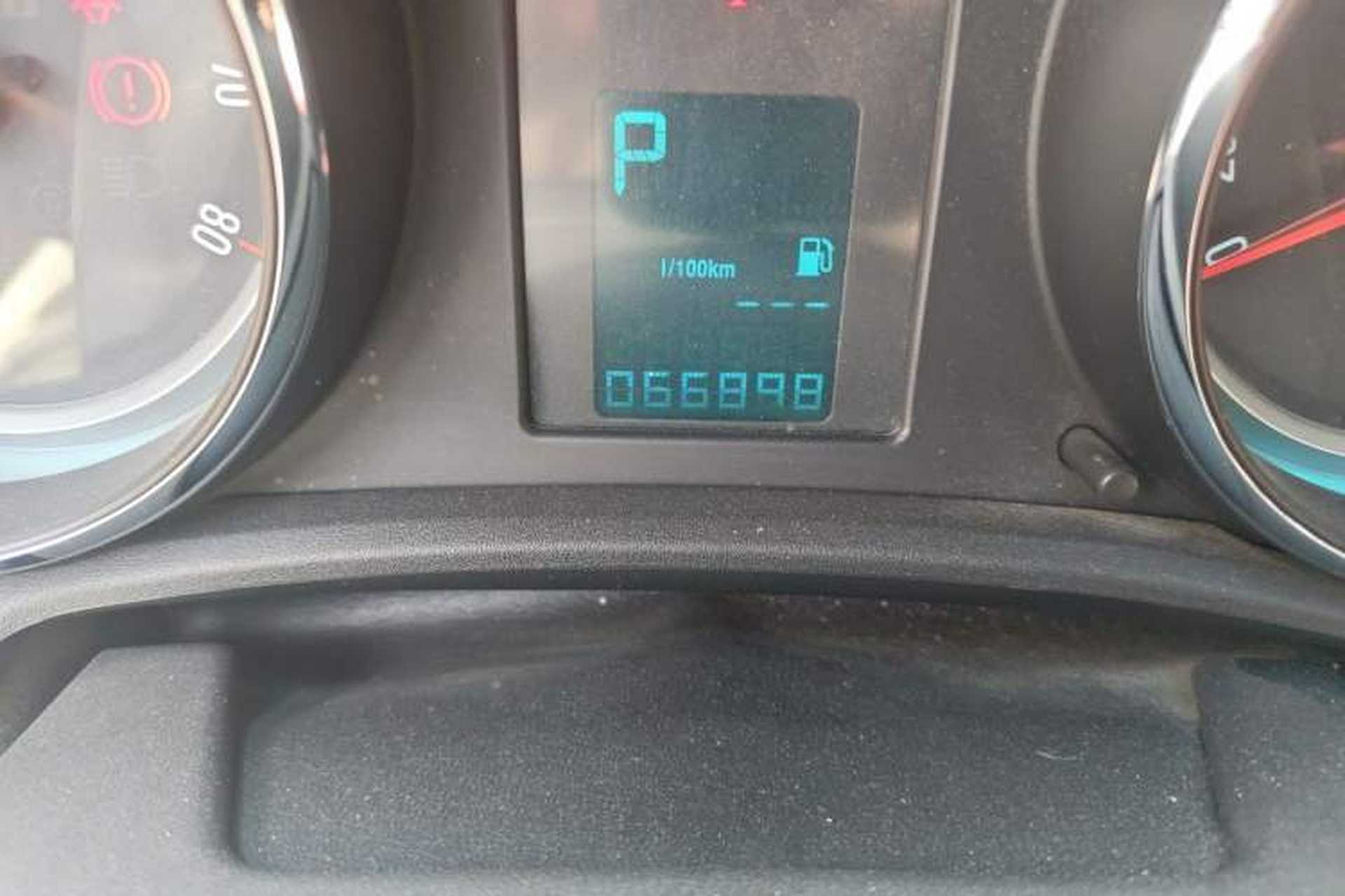 Used Buick GT 2014 XT 1.6L Automatic Fashion Edition Odometer Close Up