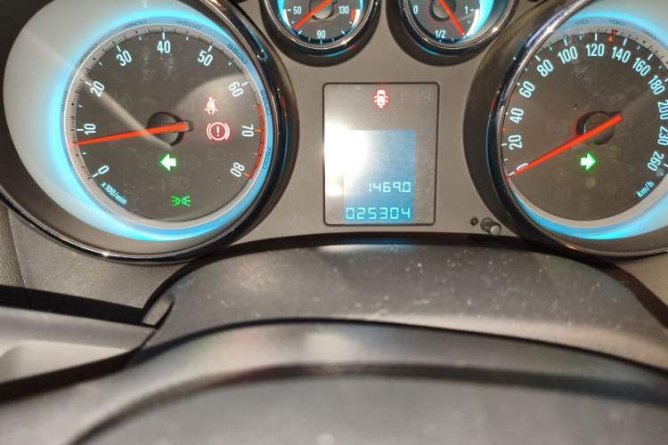 Used Buick GT 2014 XT 1.6L Automatic Fashion Edition Odometer Close Up