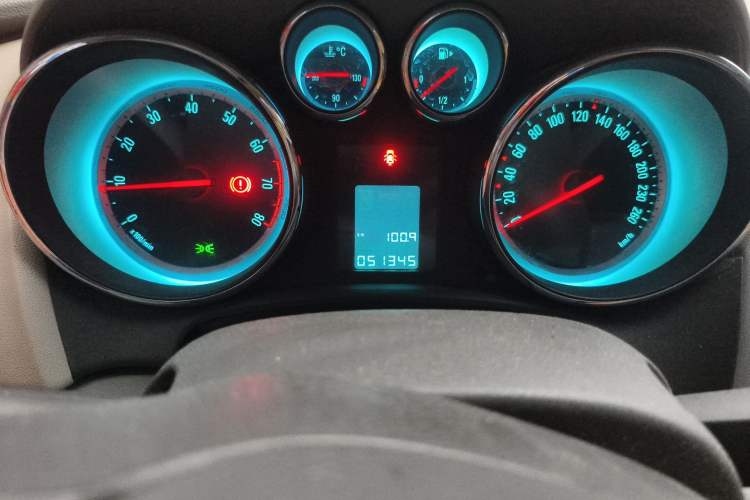 Used Buick GT 2014 XT 1.6L Manual Entry-Level Model Odometer Close Up