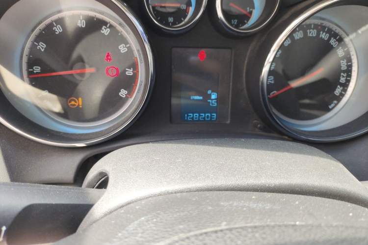 Used Buick GT 2014 XT 1.6L Manual Entry-Level Model Odometer Close Up