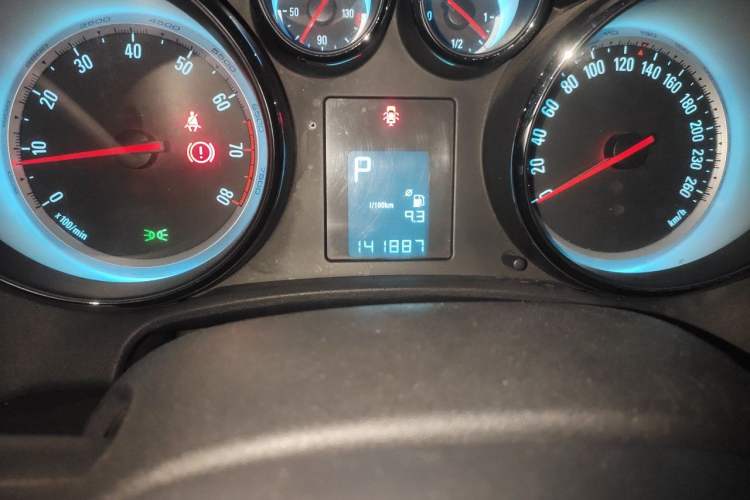 Used Buick GT 2014 XT 1.6L Automatic Fashion Edition Odometer Close Up