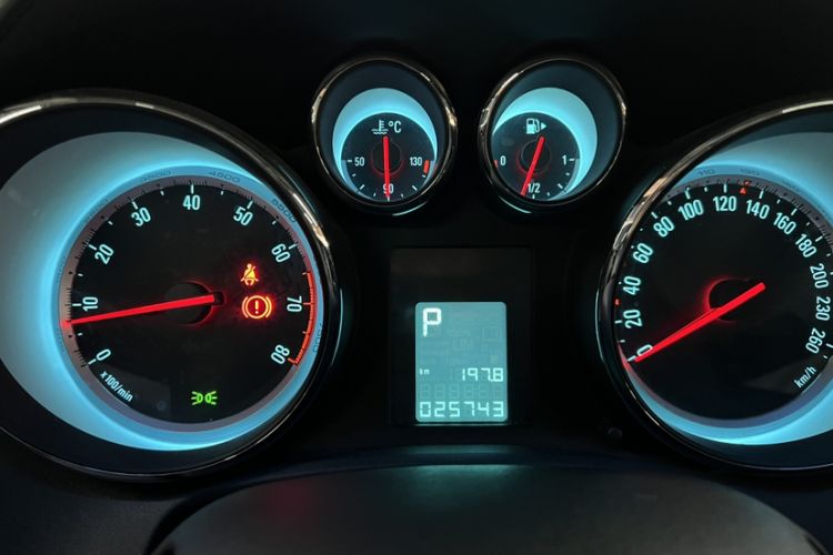 Used Buick GT 2014 XT 1.6L Automatic Fashion Edition Odometer Close Up