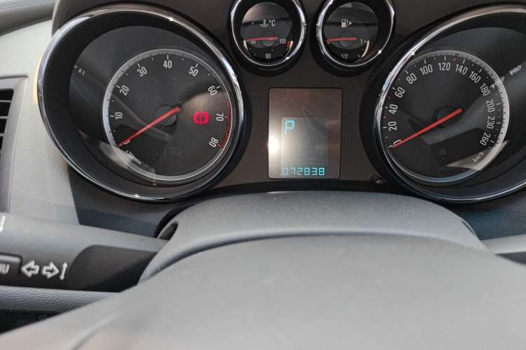 Used Buick GT 2014 XT 1.6L Automatic Comfort Edition Odometer Close Up