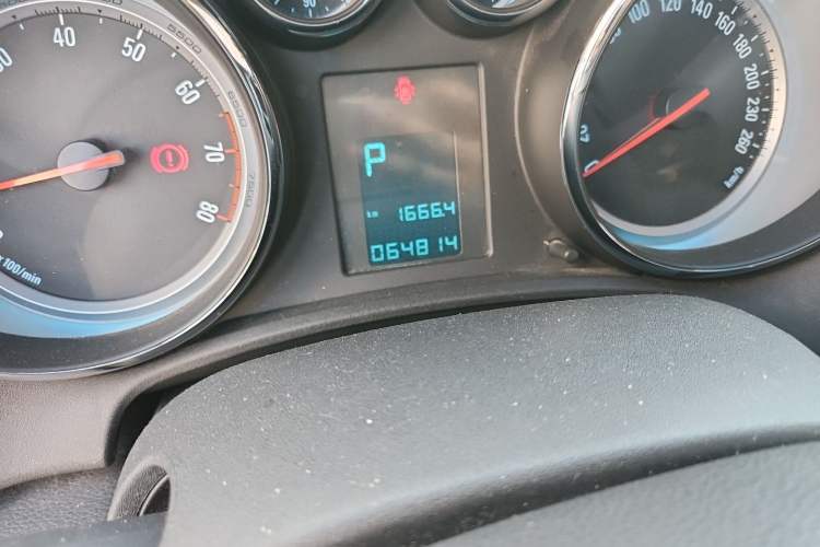Used Buick GT 2014 XT 1.6L Automatic Fashion Edition Odometer Close Up