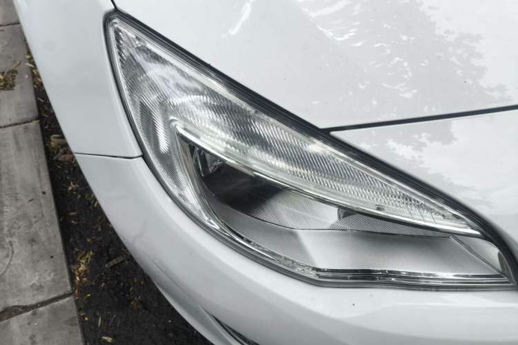 Used Buick GT 2014 XT 1.6L Automatic Fashion Edition Right Front Headlight