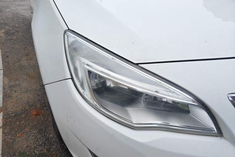 Used Buick GT 2014 XT 1.6L Automatic Fashion Edition Right Front Headlight