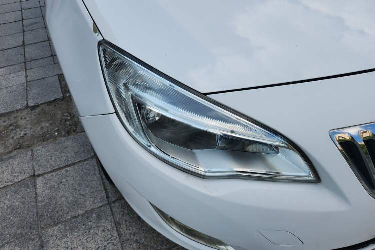 Used Buick GT 2014 XT 1.6L Automatic Fashion Edition Right Front Headlight