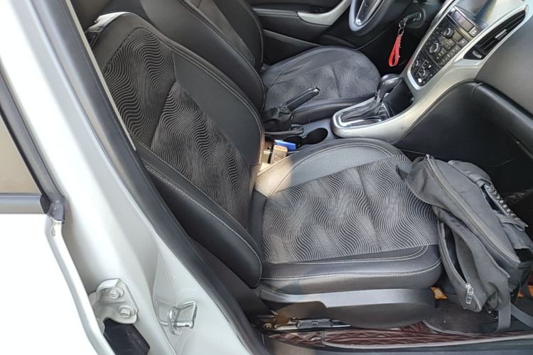Used Buick GT 2014 XT 1.6L Automatic Fashion Edition Right Front Seat