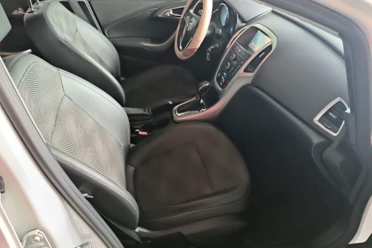 Used Buick GT 2014 XT 1.6L Automatic Fashion Edition Right Front Seat