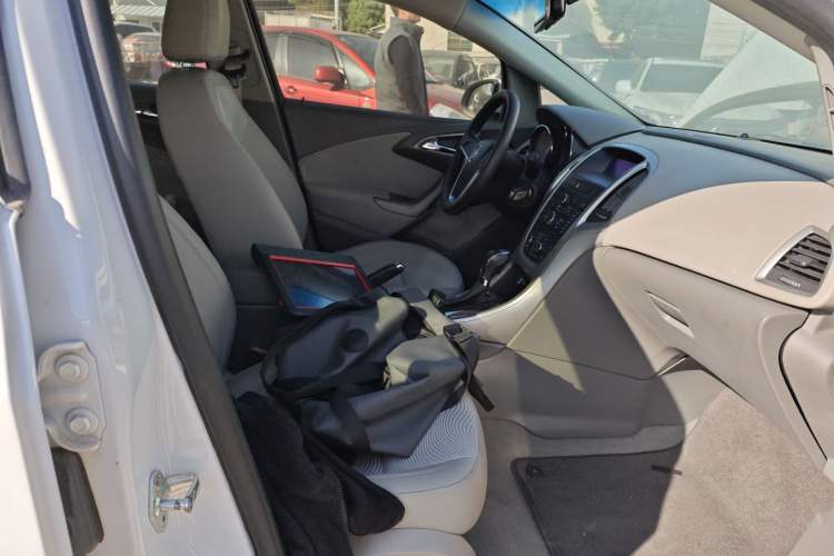 Used Buick GT 2014 XT 1.6L Automatic Fashion Edition Right Front Seat