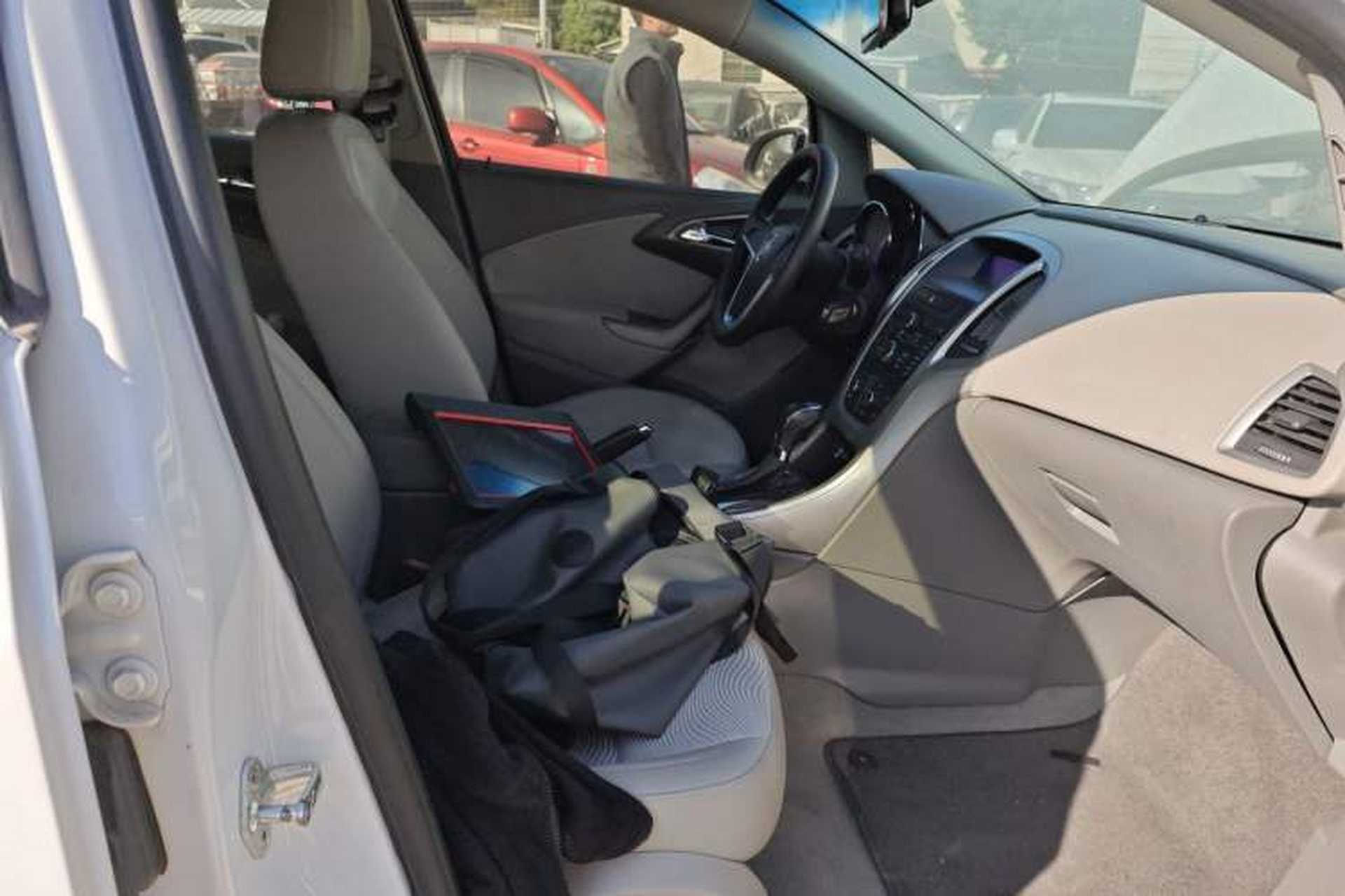 Used Buick GT 2014 XT 1.6L Automatic Fashion Edition Right Front Seat