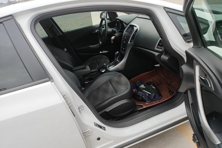 Used Buick GT 2014 XT 1.6L Automatic Fashion Edition Right Front Seat