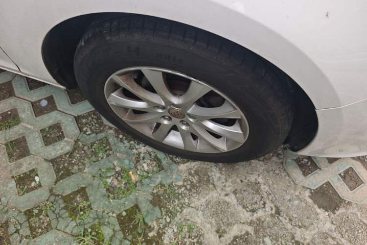 Used Buick GT 2014 XT 1.6L Automatic Fashion Edition Right Front Wheel Hub