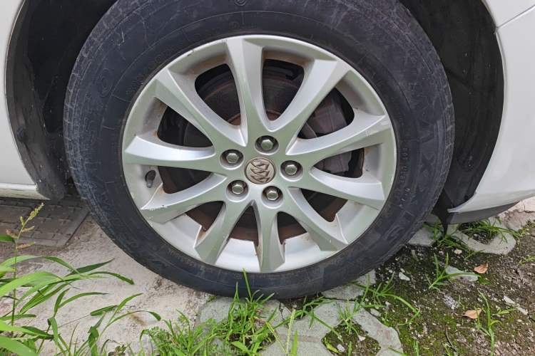 Used Buick GT 2014 XT 1.6L Automatic Comfort Edition Right Front Wheel Hub