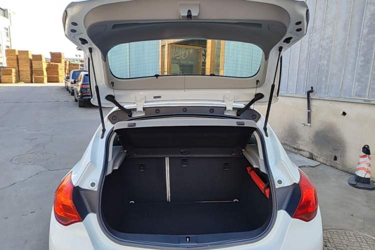 Used Buick GT 2014 XT 1.6L Manual Entry-Level Model Trunk