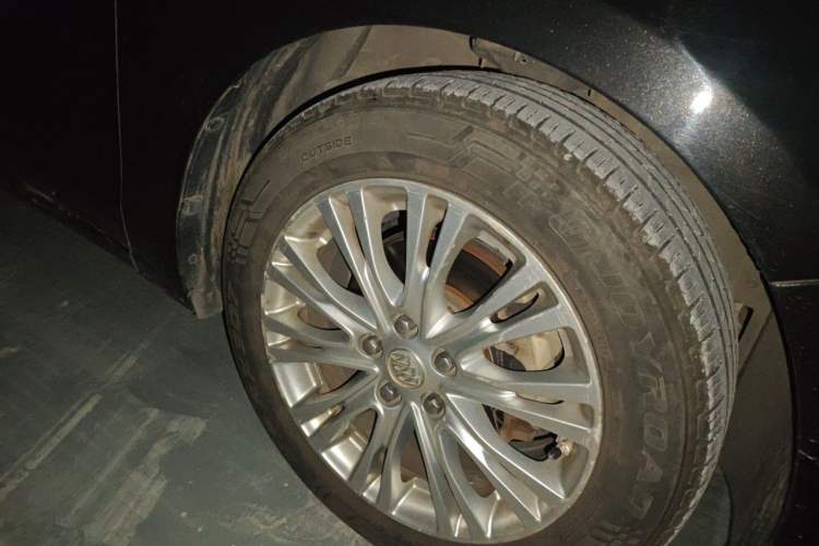 Used Buick GT 2015 15N Automatic Elite Version Right Front Wheel Hub