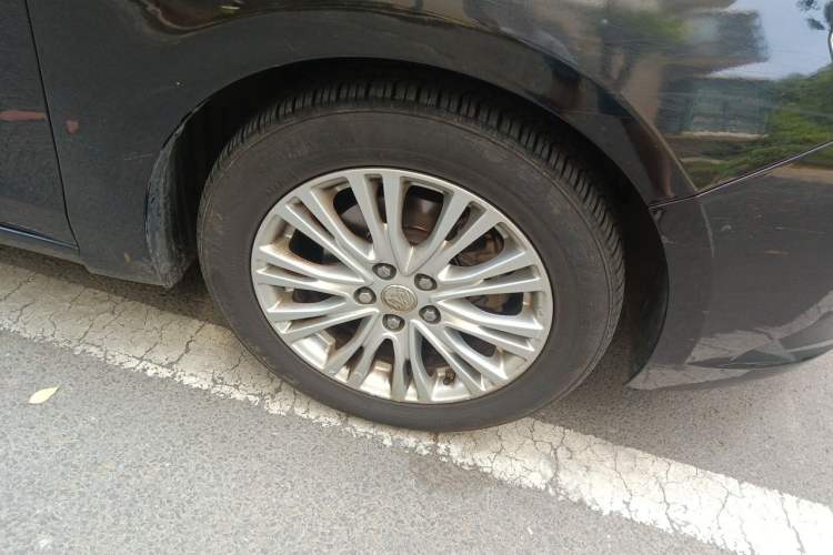 Used Buick GT 2015 15N Automatic Elite Version Right Front Wheel Hub