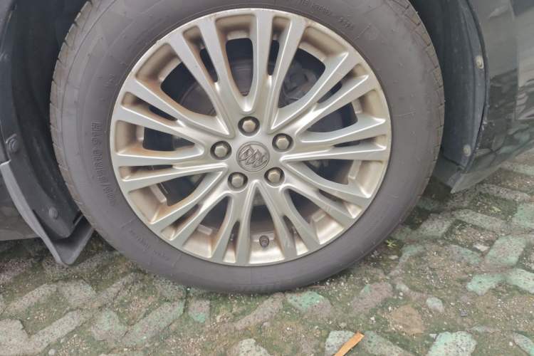 Used Buick GT 2015 15N Manual Elite Edition Right Front Wheel Hub