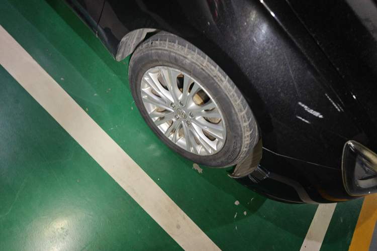 Used Buick GT 2015 15N Manual Elite Edition Right Front Wheel Hub