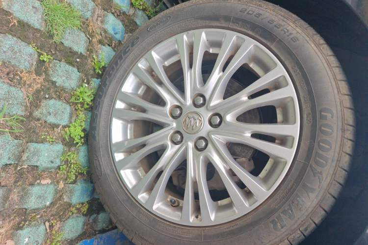 Used Buick GT 2015 15N Automatic Elite Version Right Front Wheel Hub