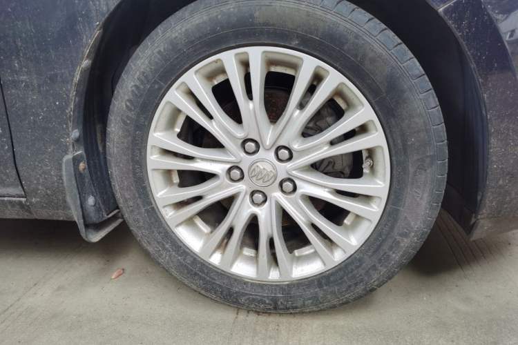 Used Buick GT 2015 15N Manual Elite Edition Right Front Wheel Hub