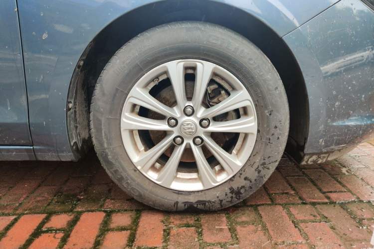 Used Buick GT 2015 15N Automatic Entry-Level Trim Right Front Wheel Hub