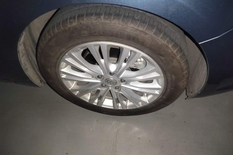 Used Buick GT 2015 15N Automatic Elite Version Right Front Wheel Hub