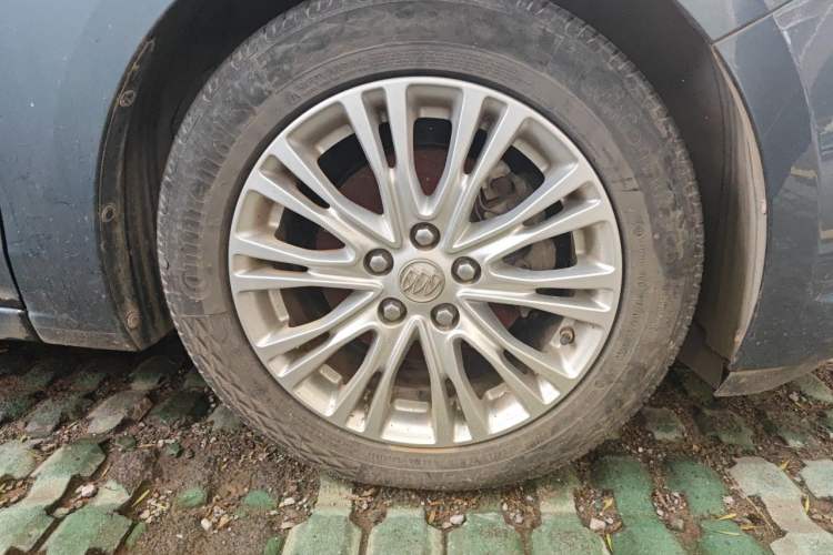 Used Buick GT 2015 15N Automatic Elite Version Right Front Wheel Hub