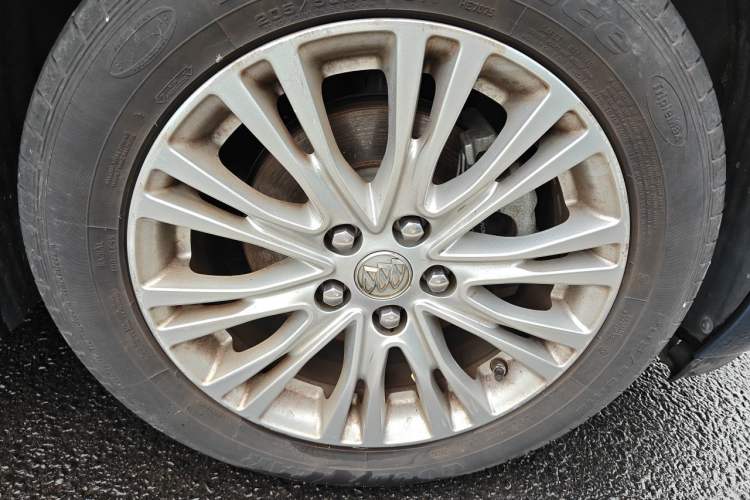Used Buick GT 2015 15N Automatic Elite Version Right Front Wheel Hub