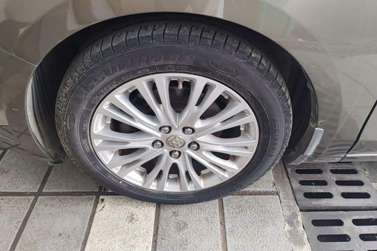 Used Buick GT 2015 15N Automatic Deluxe Edition Left Front Wheel Hub