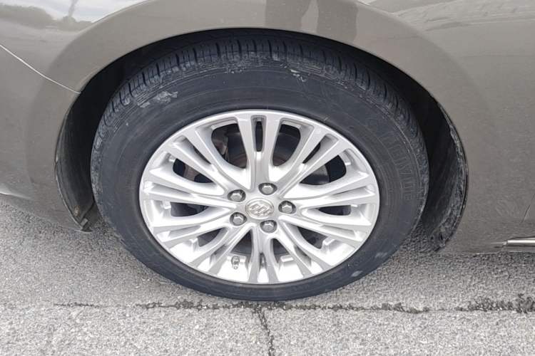 Used Buick GT 2015 15N Manual Elite Edition Left Front Wheel Hub