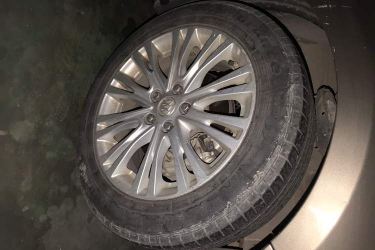 Used Buick GT 2015 15N Automatic Elite Version Right Front Wheel Hub