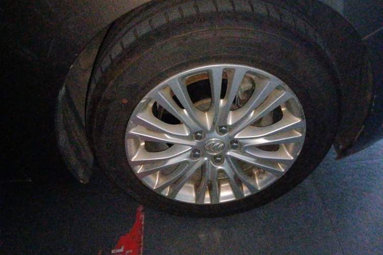 Used Buick GT 2015 15N Automatic Deluxe Edition Right Front Wheel Hub