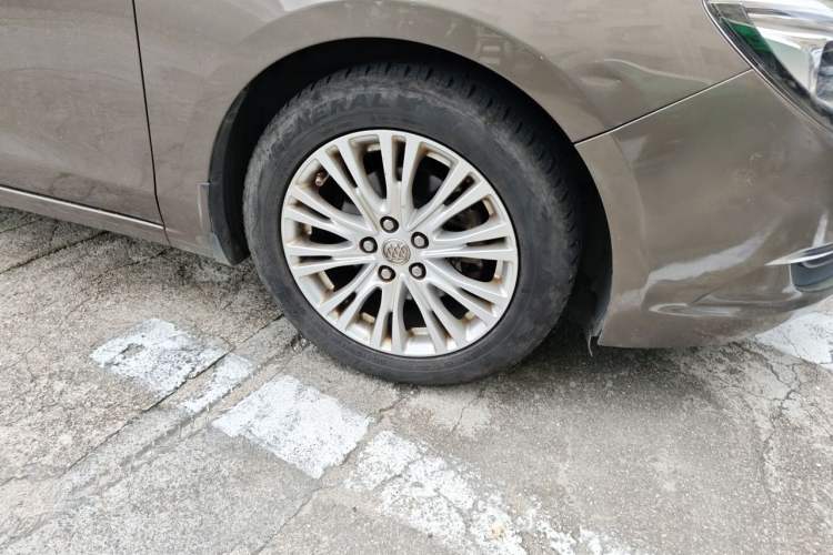 Used Buick GT 2015 15N Automatic Elite Version Right Front Wheel Hub