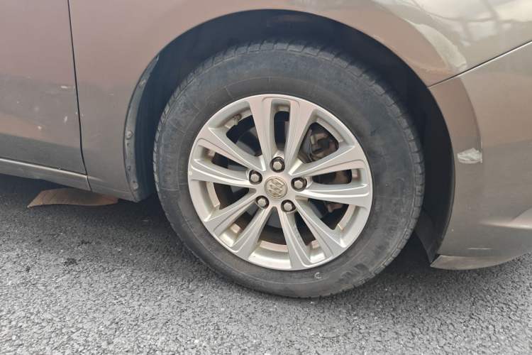 Used Buick GT 2015 15N Automatic Entry-Level Trim Right Front Wheel Hub
