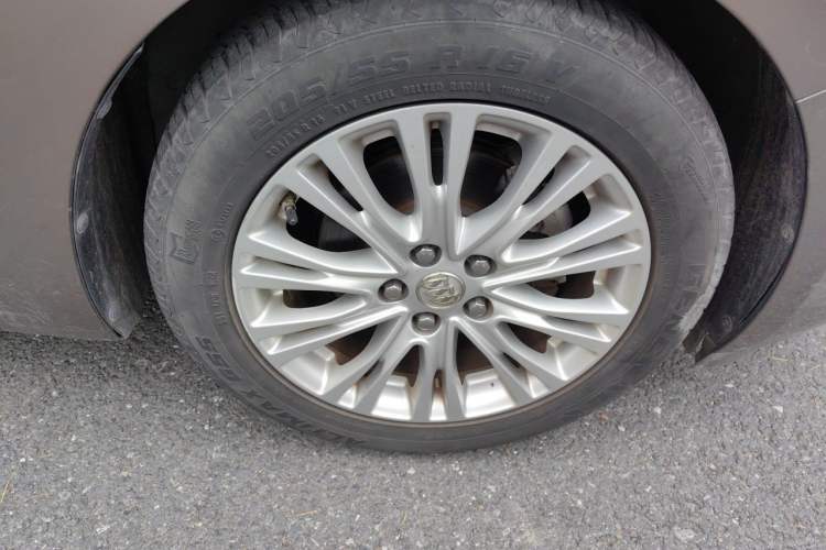 Used Buick GT 2015 15N Automatic Elite Version Right Front Wheel Hub