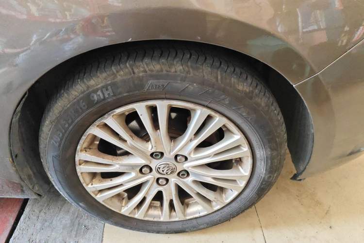 Used Buick GT 2015 15N Automatic Elite Version Right Front Wheel Hub