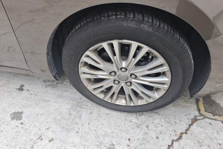 Used Buick GT 2015 15N Automatic Elite Version Right Front Wheel Hub