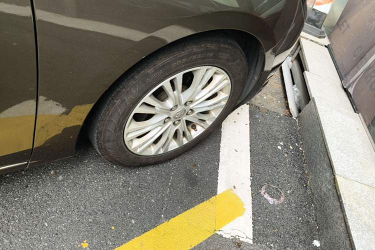 Used Buick GT 2015 15N Automatic Elite Version Right Front Wheel Hub