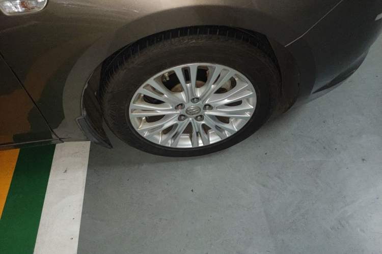 Used Buick GT 2015 15N Manual Elite Edition Right Front Wheel Hub