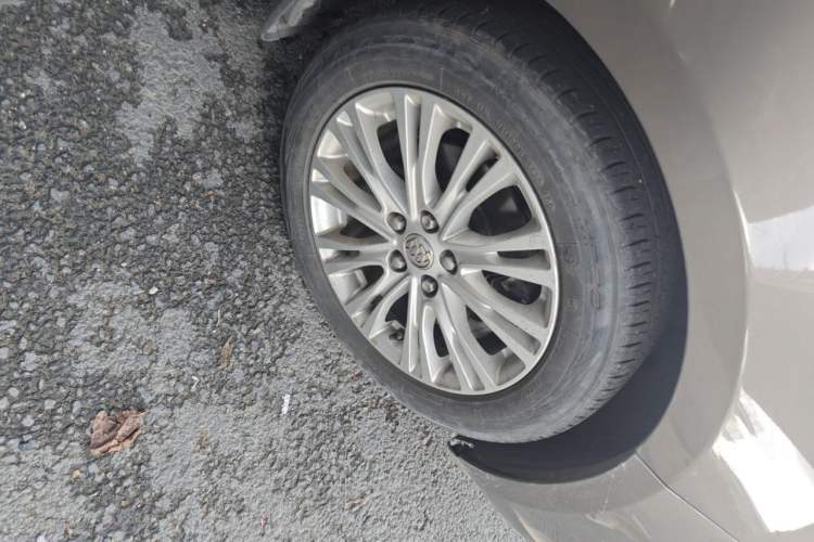 Used Buick GT 2015 15N Automatic Elite Version Right Front Wheel Hub