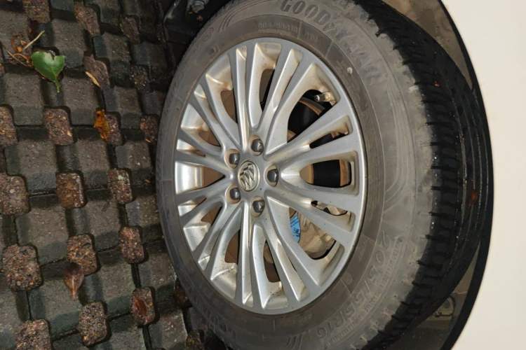Used Buick GT 2015 15N Automatic Deluxe Edition Right Front Wheel Hub
