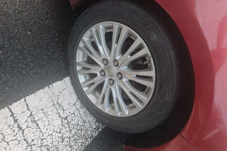 Used Buick GT 2015 15N Automatic Elite Version Right Front Wheel Hub