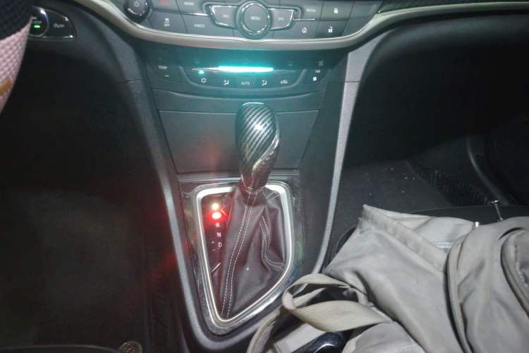 Used Buick GT 2015 15N Automatic Deluxe Edition Gear Lever