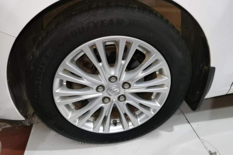Used Buick GT 2015 15N Automatic Deluxe Edition Left Front Wheel Hub