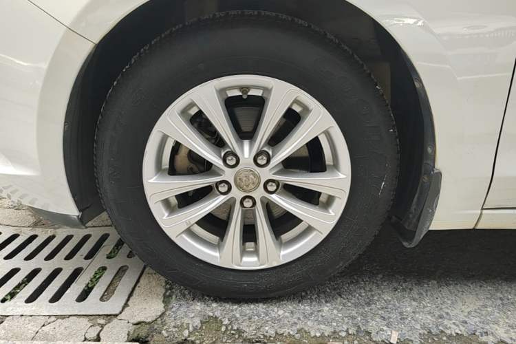 Used Buick GT 2015 15N Automatic Entry-Level Trim Left Front Wheel Hub