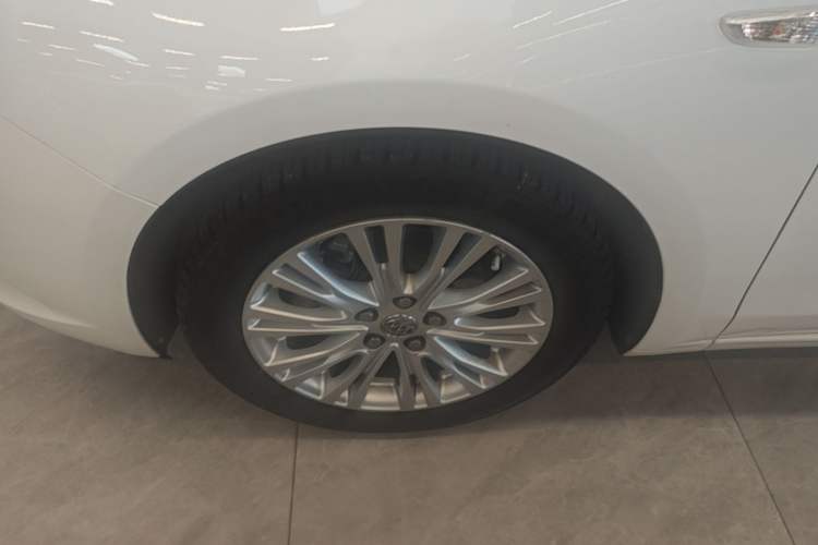 Used Buick GT 2015 15N Manual Elite Edition Left Front Wheel Hub
