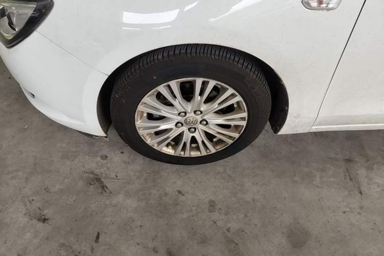 Used Buick GT 2015 15N Automatic Deluxe Edition Left Front Wheel Hub