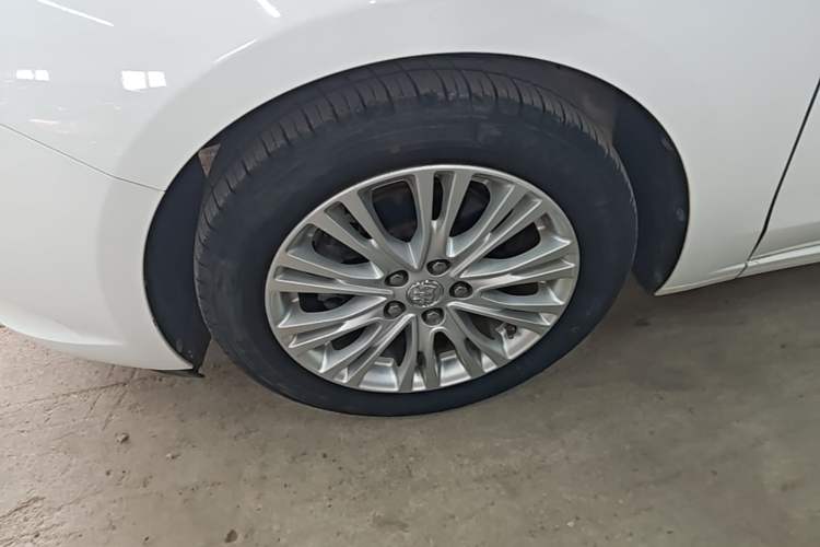 Used Buick GT 2015 15N Manual Elite Edition Left Front Wheel Hub